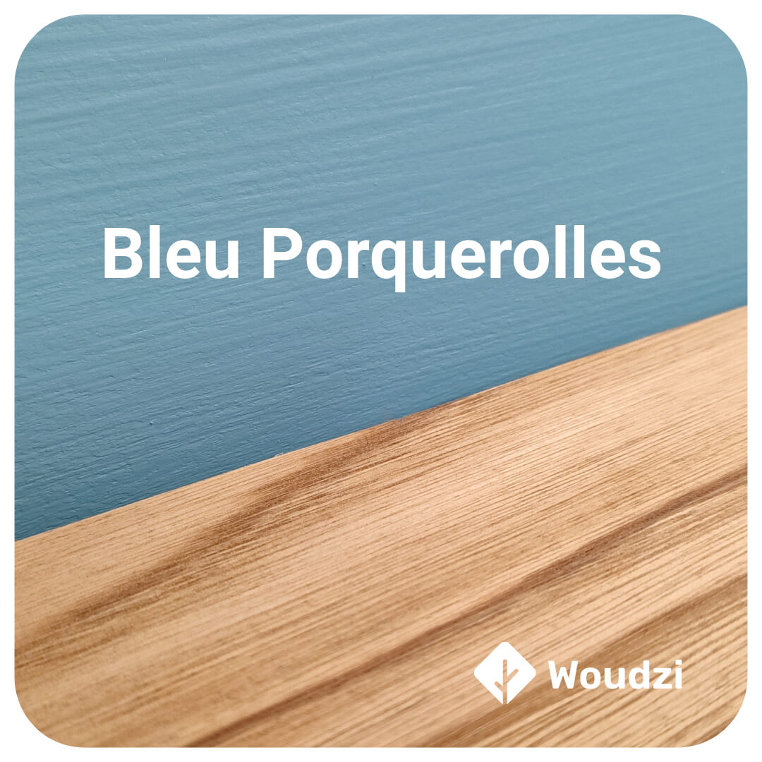 Échantillon de peuplier peint avec la peinture Algo Bleu Porquerolles, assorti avec du châtaignier huilé (Rubio)